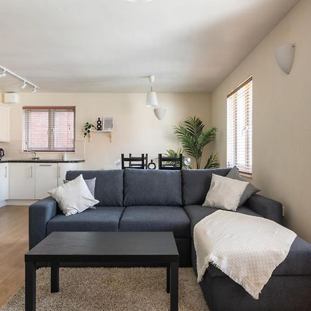 Spacious 2Br Flat - 2 Free Parking Spaces - Near Lgw Airport Crawley  Eksteriør billede