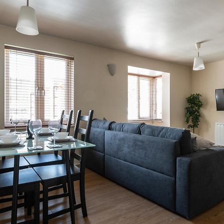 Spacious 2Br Flat - 2 Free Parking Spaces - Near Lgw Airport Crawley  Eksteriør billede