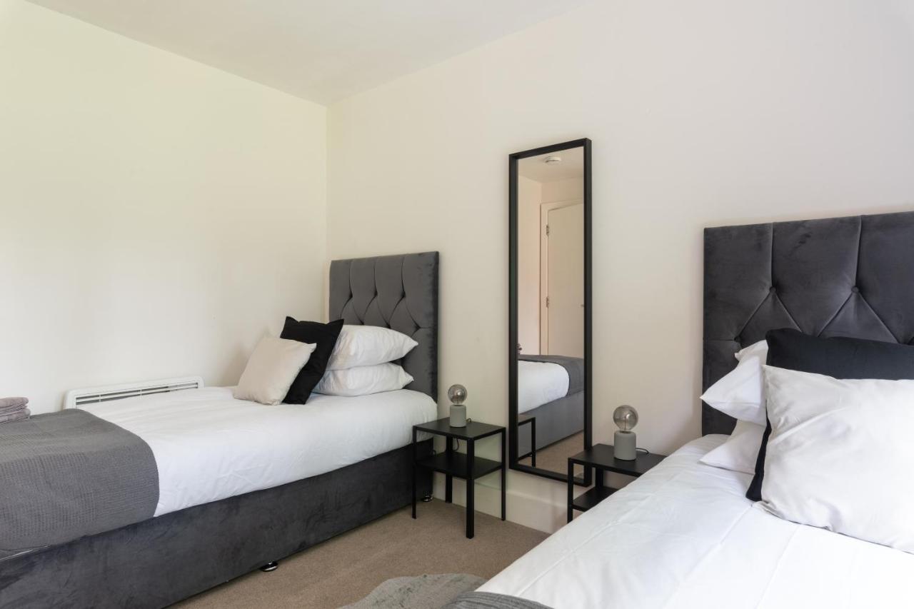 Spacious 2Br Flat - 2 Free Parking Spaces - Near Lgw Airport Crawley  Eksteriør billede