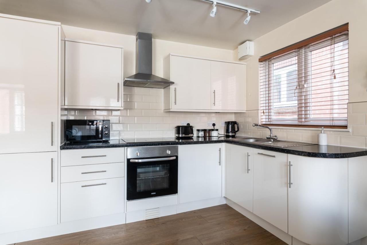 Spacious 2Br Flat - 2 Free Parking Spaces - Near Lgw Airport Crawley  Eksteriør billede