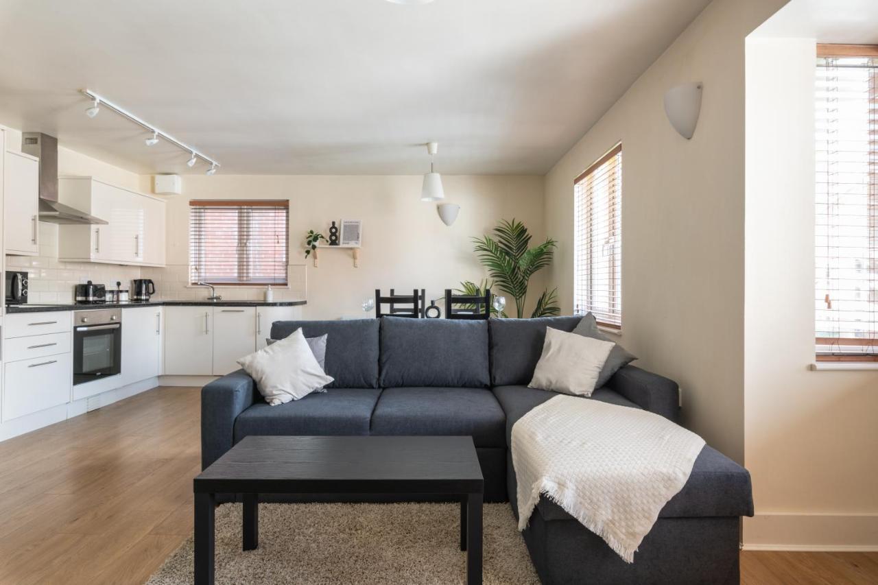 Spacious 2Br Flat - 2 Free Parking Spaces - Near Lgw Airport Crawley  Eksteriør billede