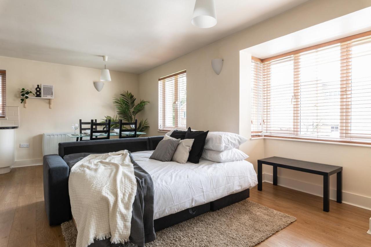 Spacious 2Br Flat - 2 Free Parking Spaces - Near Lgw Airport Crawley  Eksteriør billede