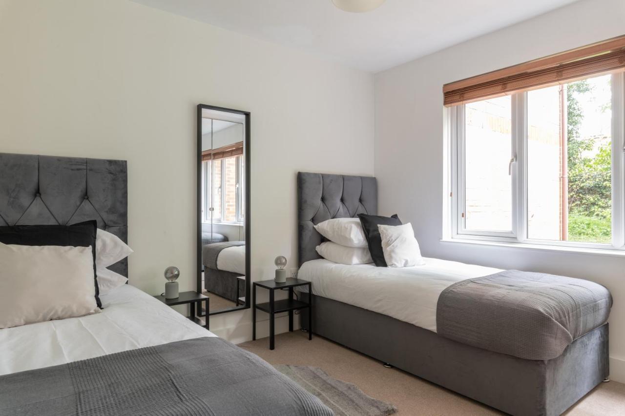 Spacious 2Br Flat - 2 Free Parking Spaces - Near Lgw Airport Crawley  Eksteriør billede