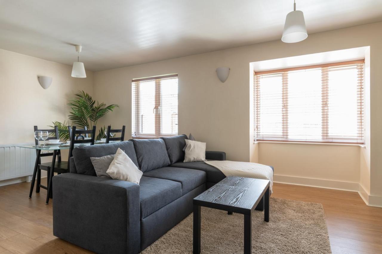 Spacious 2Br Flat - 2 Free Parking Spaces - Near Lgw Airport Crawley  Eksteriør billede