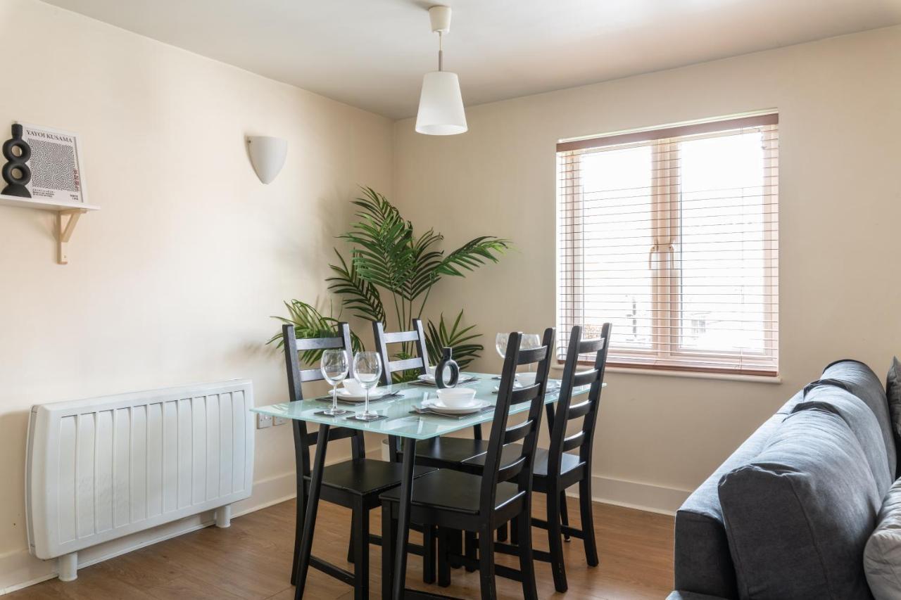 Spacious 2Br Flat - 2 Free Parking Spaces - Near Lgw Airport Crawley  Eksteriør billede