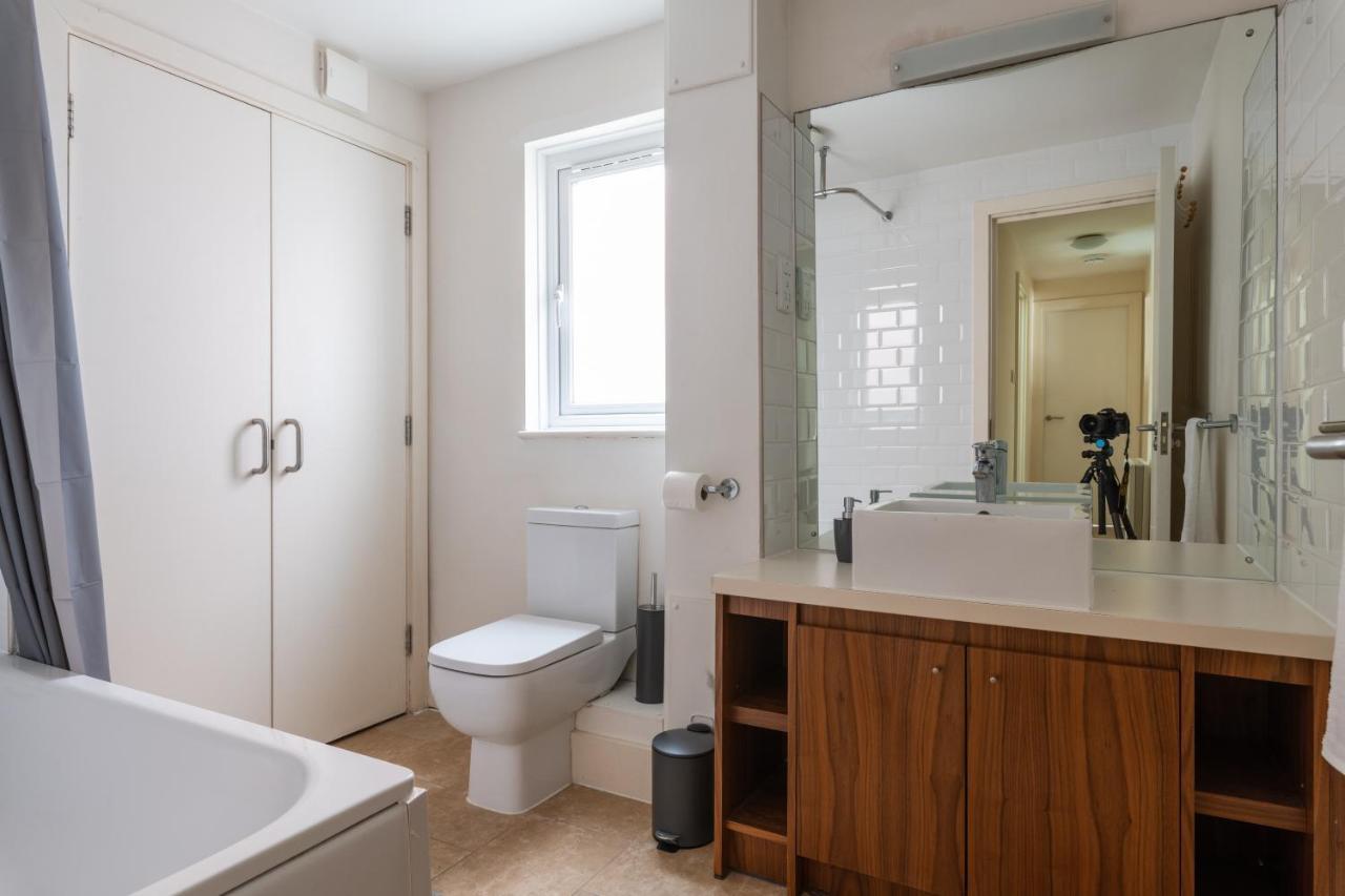 Spacious 2Br Flat - 2 Free Parking Spaces - Near Lgw Airport Crawley  Eksteriør billede