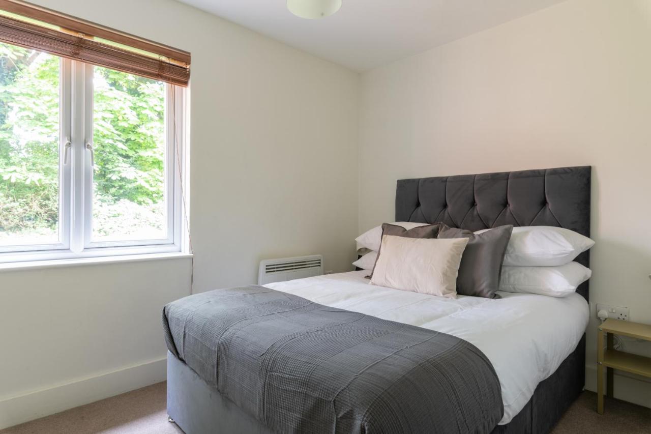 Spacious 2Br Flat - 2 Free Parking Spaces - Near Lgw Airport Crawley  Eksteriør billede