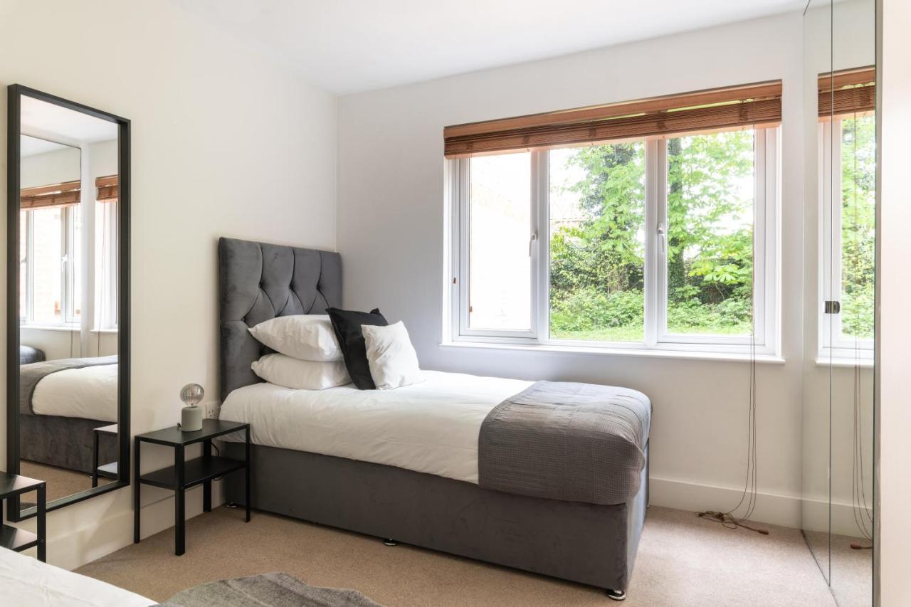 Spacious 2Br Flat - 2 Free Parking Spaces - Near Lgw Airport Crawley  Eksteriør billede