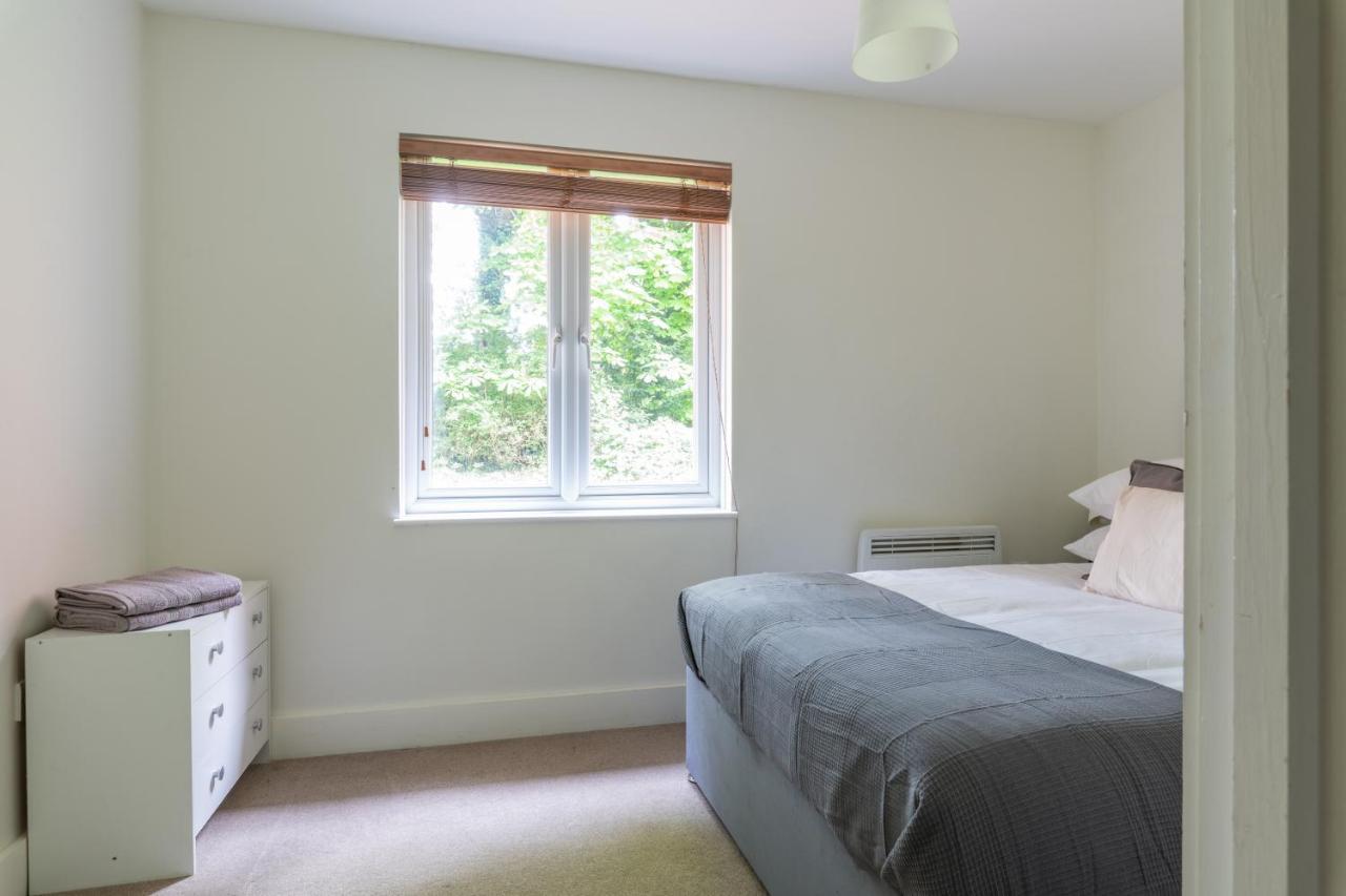 Spacious 2Br Flat - 2 Free Parking Spaces - Near Lgw Airport Crawley  Eksteriør billede